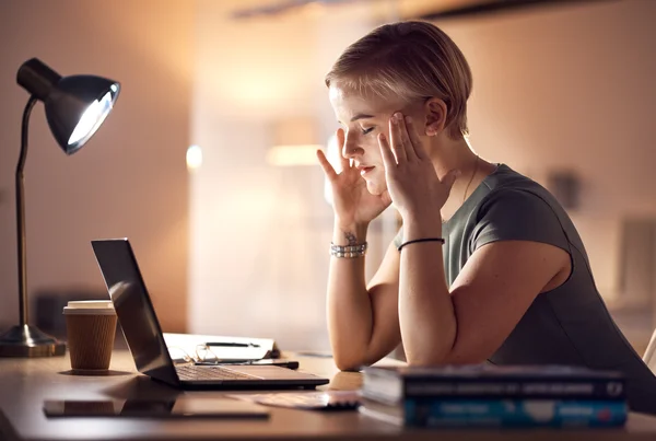 Een vrouw met zichtbare hoofdpijn
